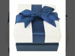 De bevindende Blauwe van de Giftdozen van de Juwelenoorring Doos van de Luxejuwelen met Satijnlint