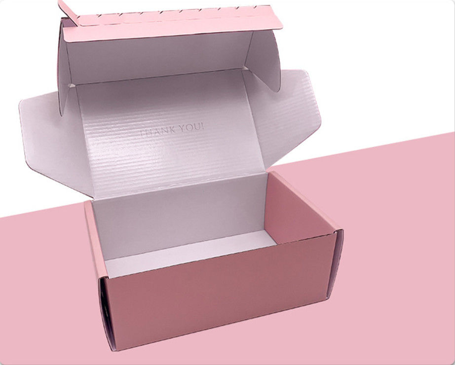 Roze gegolfde kaartverpakking kleding cadeaubon met af te scheuren tape