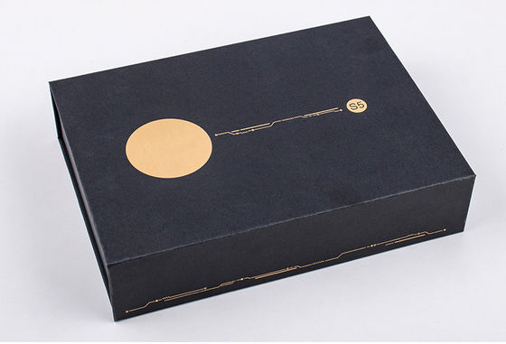 Zwarte kartonnen cadeaubon magneet met aangepaste inzet voor flessen