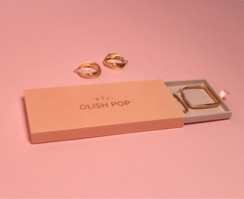 Kleine kartonnen sieraden dozen met roze en gouden folie logo