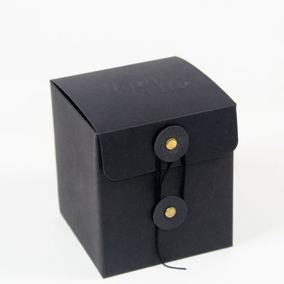 Custom Black Cardboard Box Embossed Logo voor kaarsen met oogjes en linten