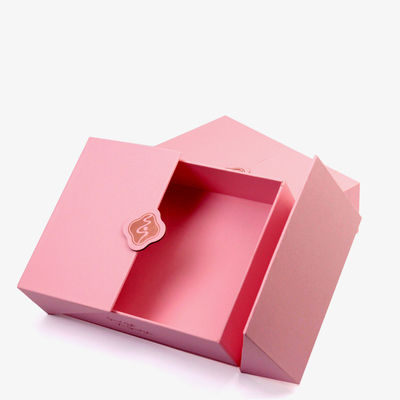 Unieke roze magnetische cadeaubon met een op maat gemaakte verpakking voor cosmetische producten